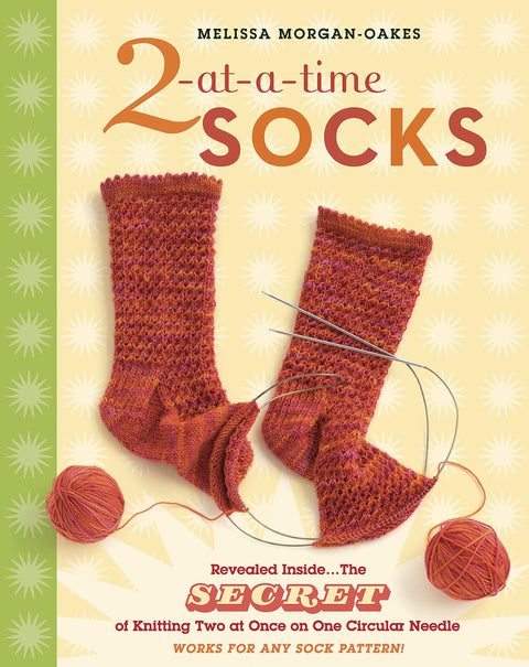Des chaussettes deux par deux : la révélation… Le secret pour tricoter deux chaussettes à la fois sur une seule aiguille circulaire ; fonctionne avec n’importe quel modèle de chaussettes !
